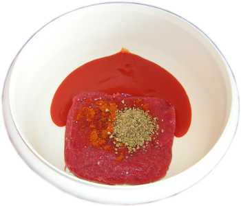 mi�so wo�owe tatar wo�owy, sok pomidorowy tomatera, papryczka chili, s�l, oregano suszone, piska tuperware